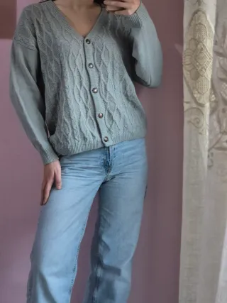 Cardigan azzurro con trecce