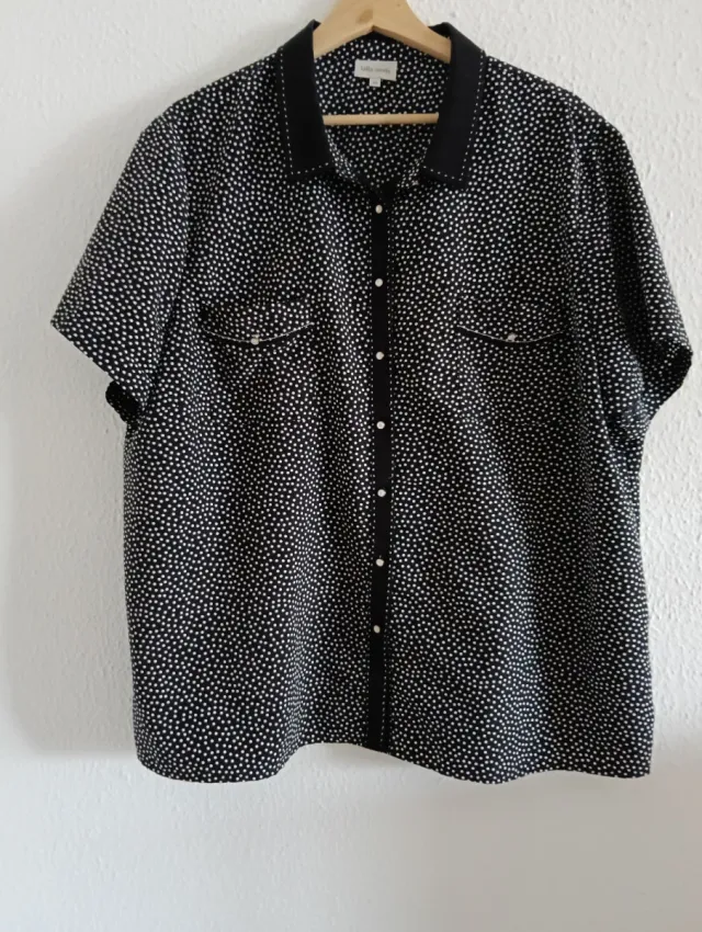 Blusa negra con lunares blancos. Talla 58 (cuello