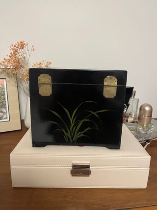 Joyero antiguo con flores pintadas