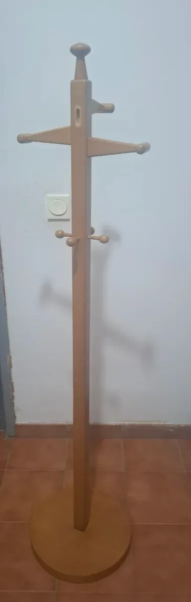 Perchero de pie de madera 8 estantes Le falta uno
