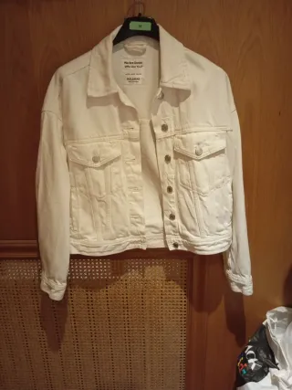 Cazadora vaquera blanca de niña marca Pull&Bear XS