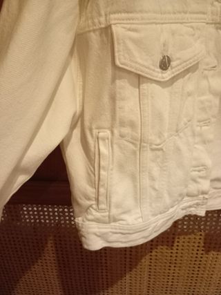 Cazadora vaquera blanca de niña marca Pull&Bear XS