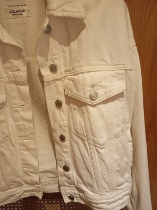 Cazadora vaquera blanca de niña marca Pull&Bear XS