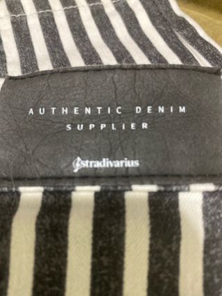 Pantalones pitillo rayas blancas y negras. Licra.