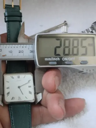 Reloj de pulsera marca Horizon cuadrado