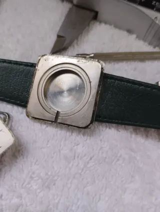 Reloj de pulsera marca Horizon cuadrado