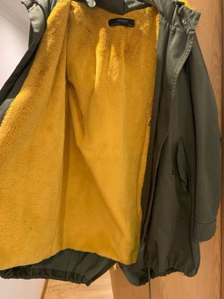 Abrigo largo verde con capucha