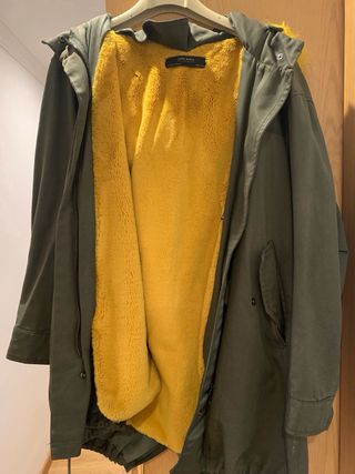 Abrigo largo verde con capucha