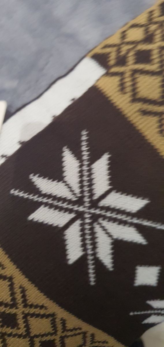 Coperta lavorata a maglia con design nordico