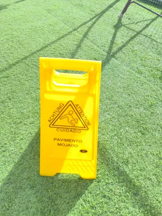 Cartel suelo mojado amarillo