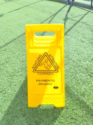 Cartel suelo mojado amarillo