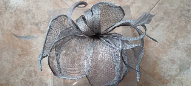 Pasador de pelo plateado con plumas