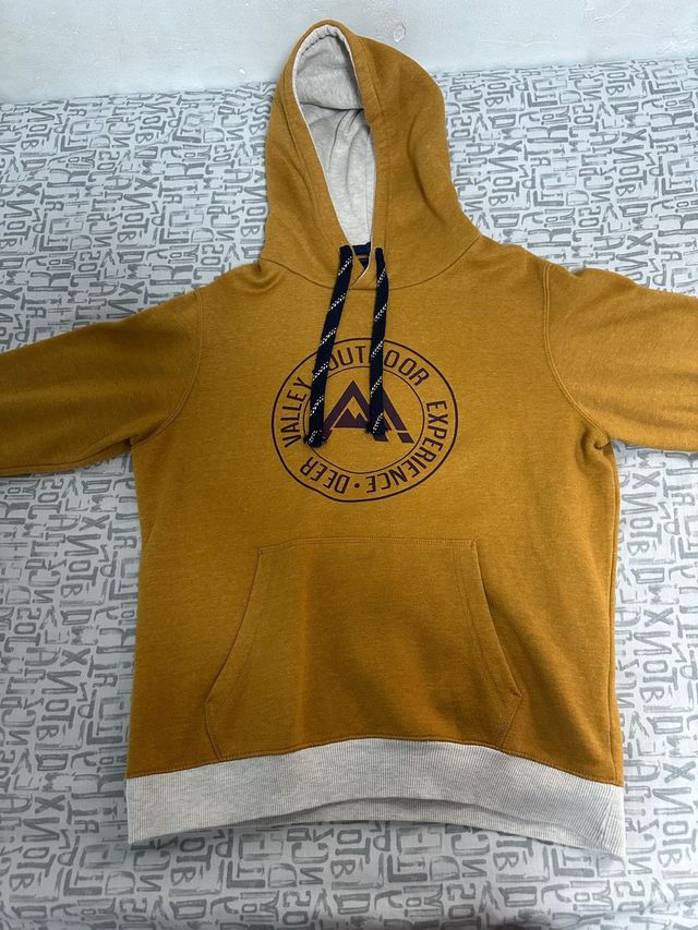 Sudadera con capucha y bolsillo delantero