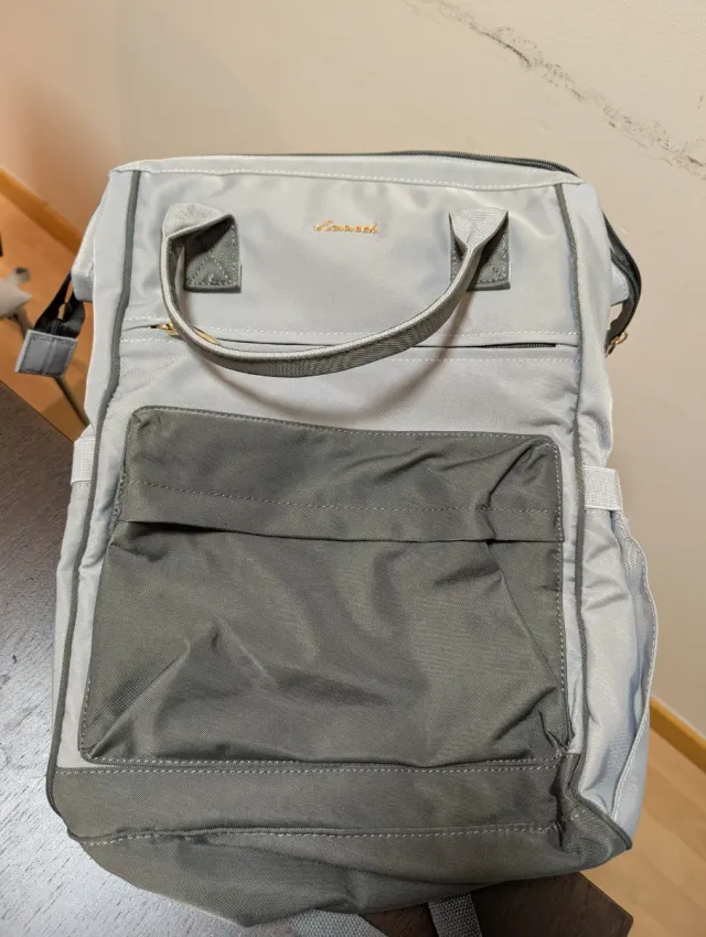 Mochila gris para guardar portátil. marca Lovevook