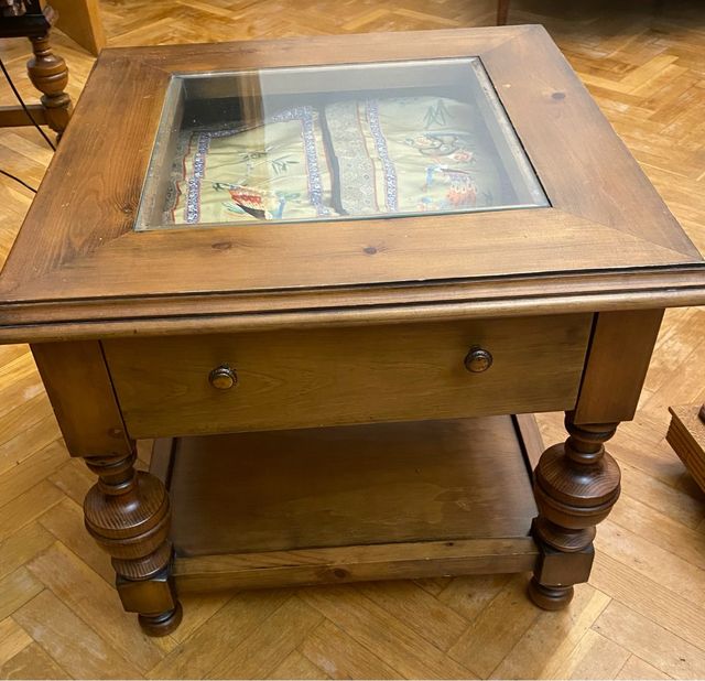 Mesa de centro expositora de madera