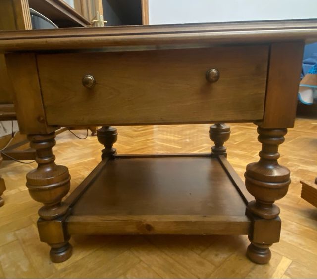 Mesa de centro expositora de madera