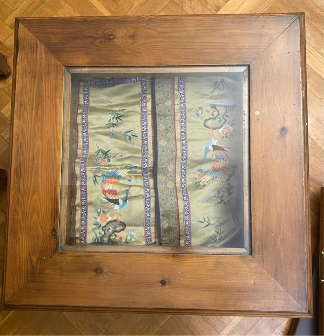 Mesa de centro expositora de madera