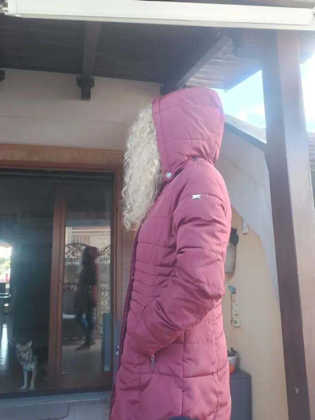 Giacca imbottita bordò con cappuccio