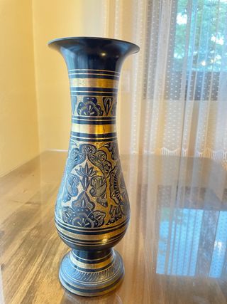 Jarrón de metal negro y dorado