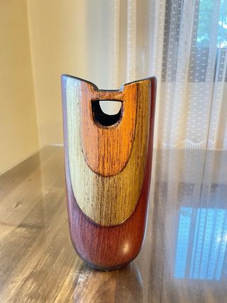 Jarrón de metal negro y dorado