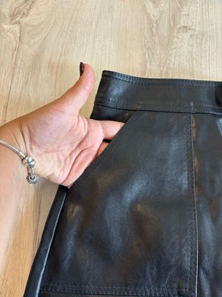 Gonna nera XS simil pelle con cerniera e bottone