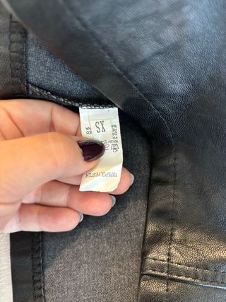 Gonna nera XS simil pelle con cerniera e bottone