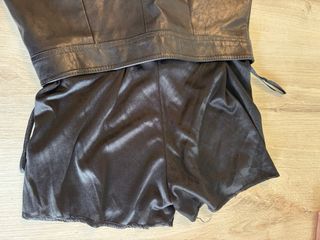 Gonna nera XS simil pelle con cerniera e bottone