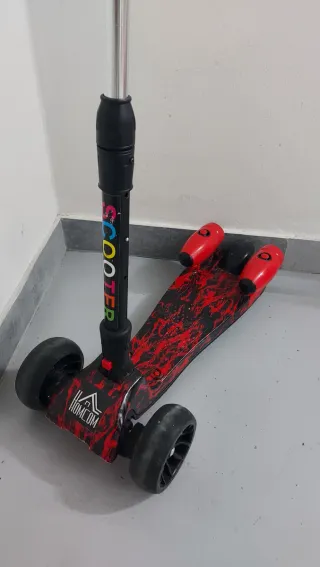 Patinete infantil 3 ruedas rojo y negro.