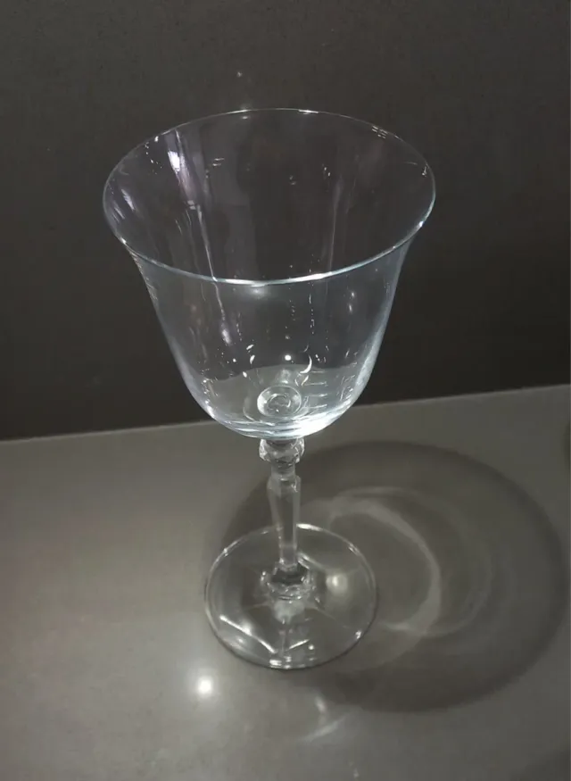 Cristalería de 18 copas de fino cristal.