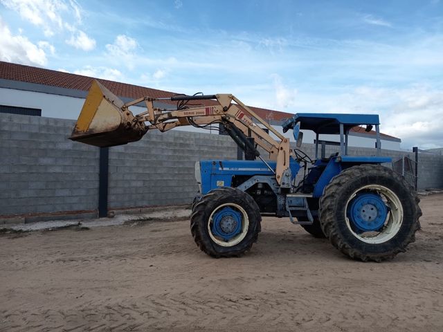 Tractor Ebro mod 6100 con pala serie 2000