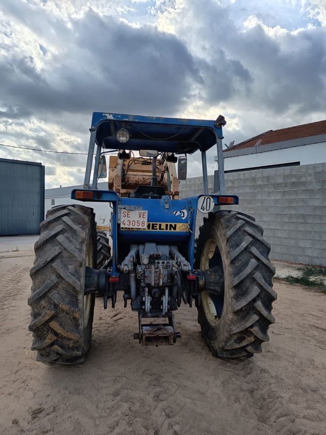 Tractor Ebro mod 6100 con pala serie 2000