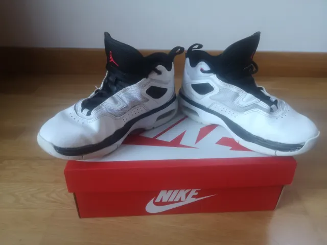 Jordan Stay Loyal 3 Blancas y Negras