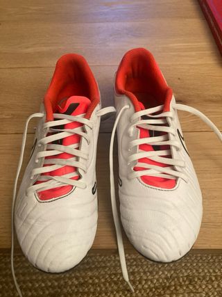 Botas fútbol niño Nike Tiempo blancas