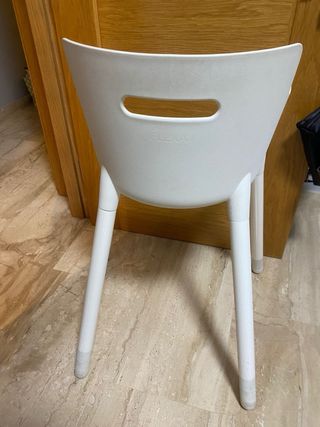 Silla Ikea blanca de plástico