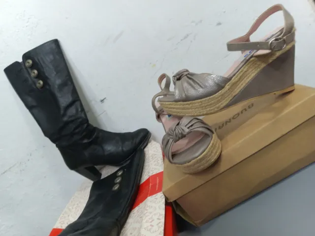 Botas altas y cuñas doradas