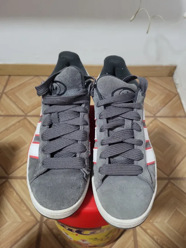 Adidas Campus Gris y Rojo. Puestas un par de vece.