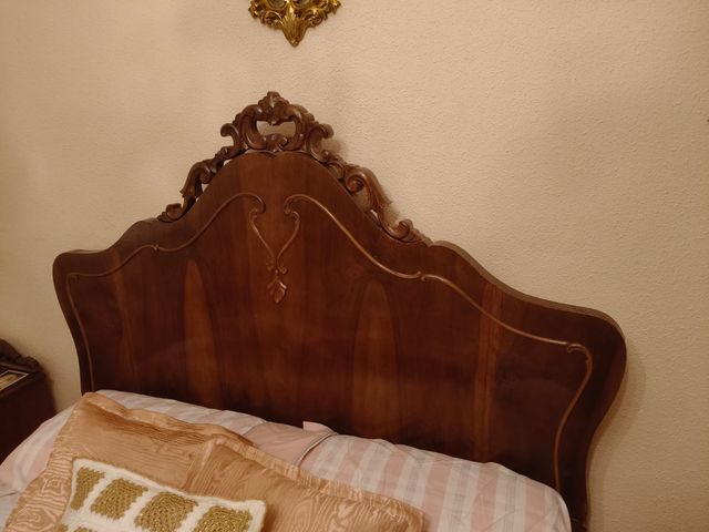 Cama antigua madera con mesitas