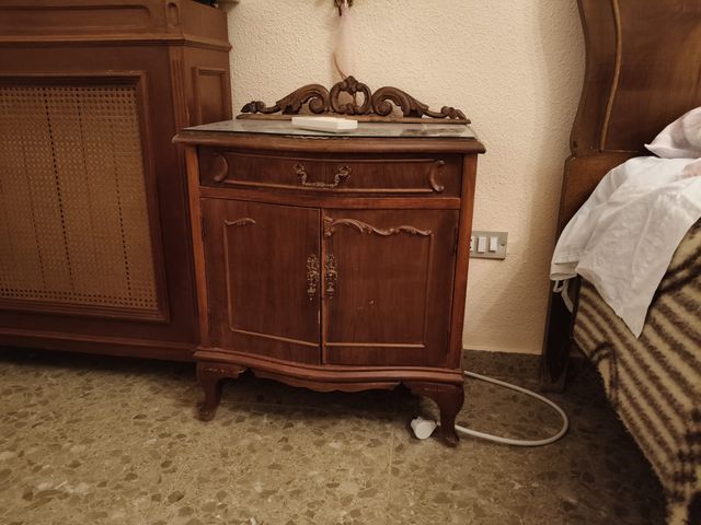 Cama antigua madera con mesitas