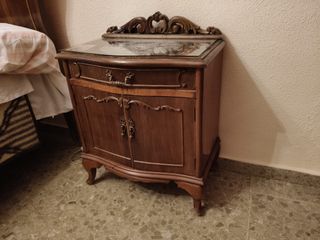 Cama antigua madera con mesitas