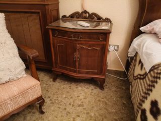 Cama antigua madera con mesitas