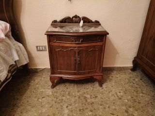 Cama antigua madera con mesitas