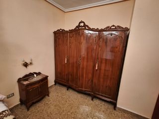 Cama antigua madera con mesitas