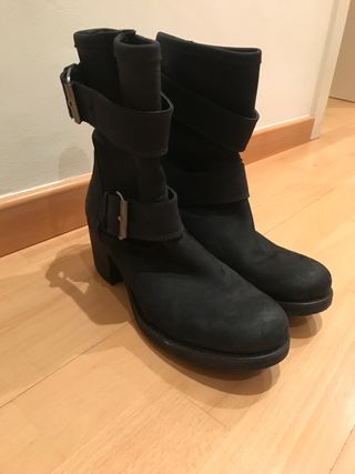 Botas negras con hebillas
MARCA: Hangar 