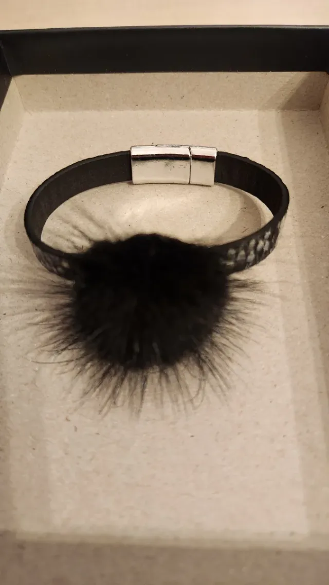 Pulseras de fantasía con pompón