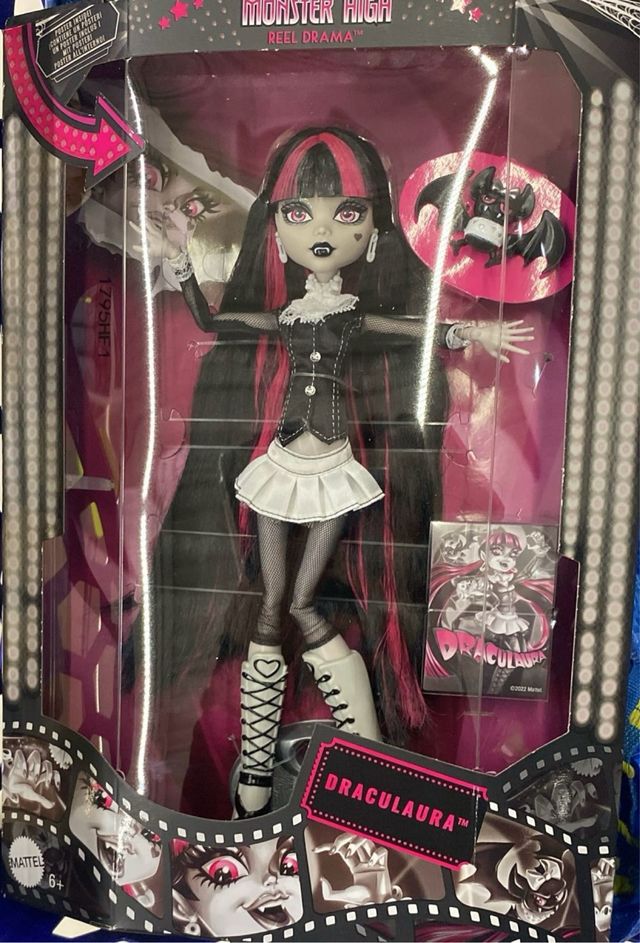 Draculaura Black and White