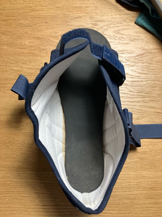 Bota ortopédica cuña invertida azul