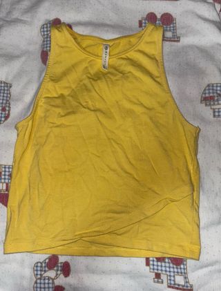 Top amarillo de tirantes