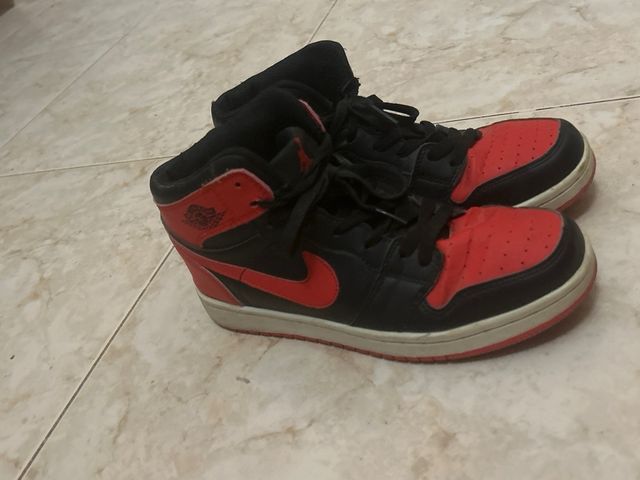 Zapatillas Jordan Negras y Rojas