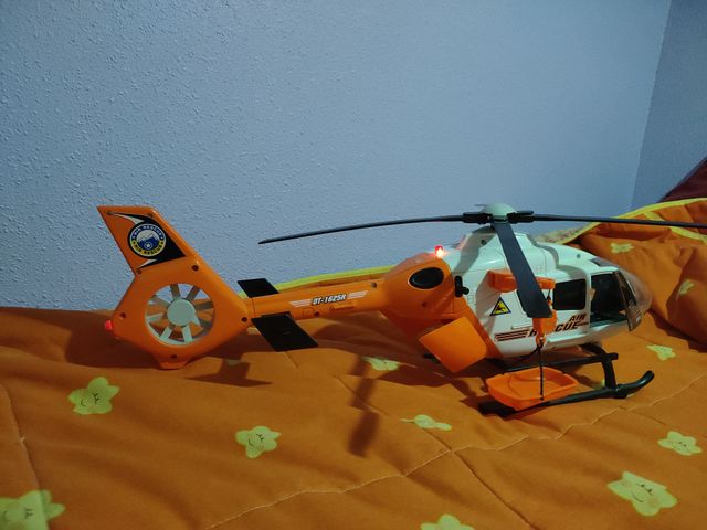 Helicóptero de rescate grande naranja y blanco