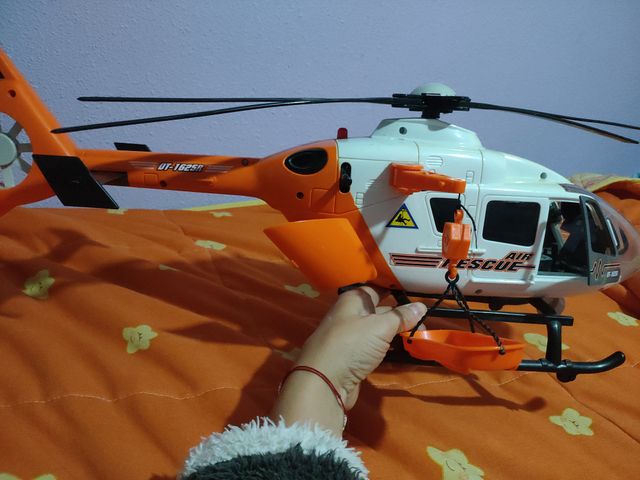 Helicóptero de rescate grande naranja y blanco